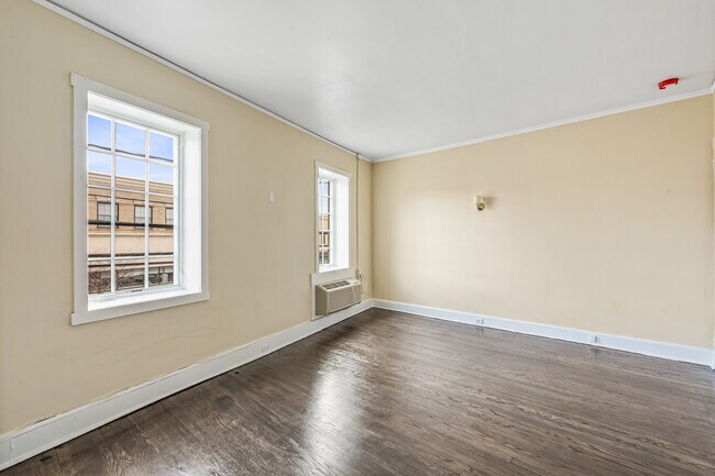 Building Photo - 409 Plandome Rd