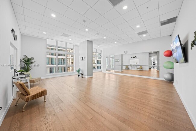 Building Photo - 300 S Biscayne Blvd