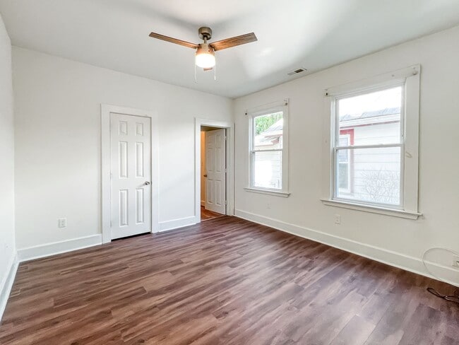 Building Photo - Renovated Oakwood Gem with Modern Amenitie...