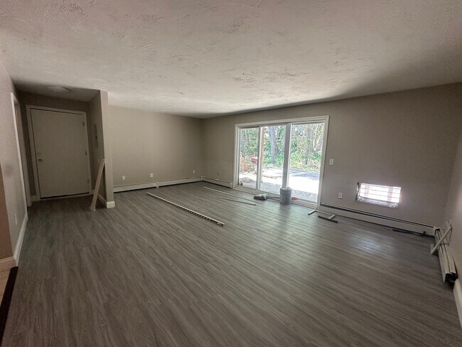 Building Photo - Spacious 1 Bed/ 1 Bath in Cranston!