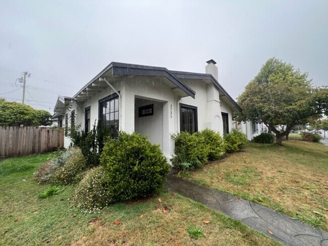 Building Photo - 2520 H St