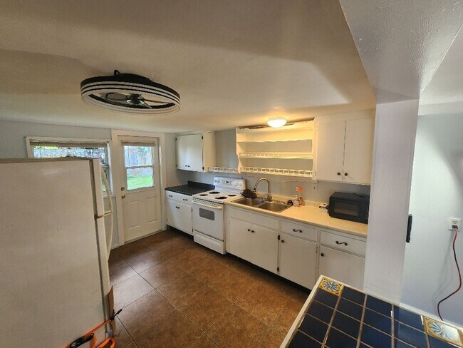 Building Photo - Quaint 1 bed 1bath Apartment