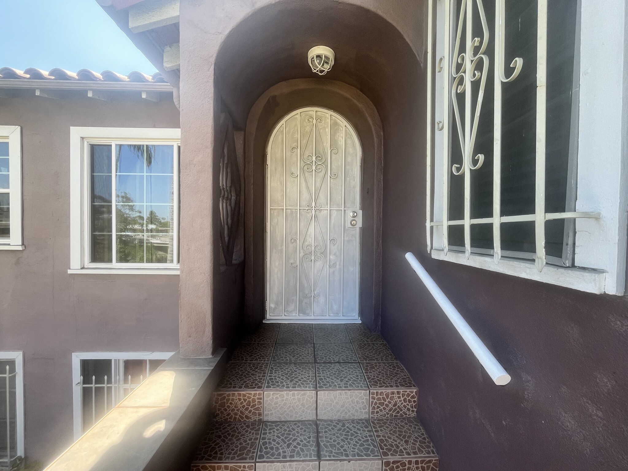 Building Photo - 2500 S Bronson Ave