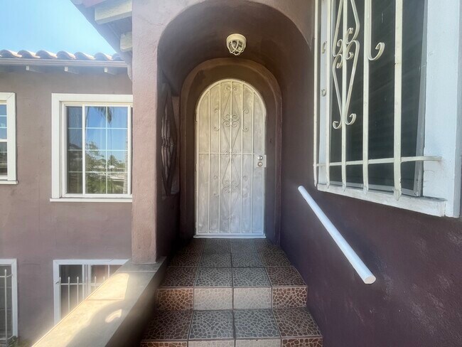 Building Photo - 2500 S Bronson Ave