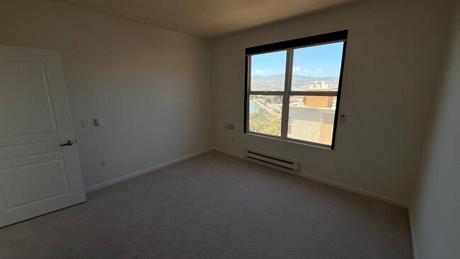 Building Photo - Epic REA - Top floor, Sweeping Views, 3 BR...