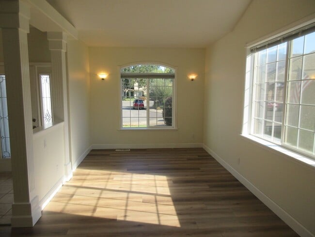 Building Photo - Large 4 Bedroom Home in West Salem