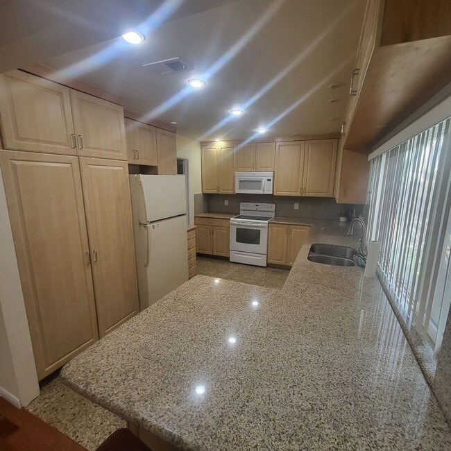 Building Photo - Lovely Pool Home In Loma Linda Community