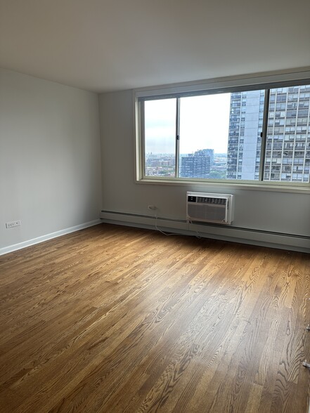 Building Photo - 1350 N Dearborn St