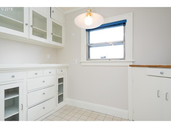 Building Photo - Hollywood District Home - 3 Bdrm 2 bths, 2290 sq. ft.