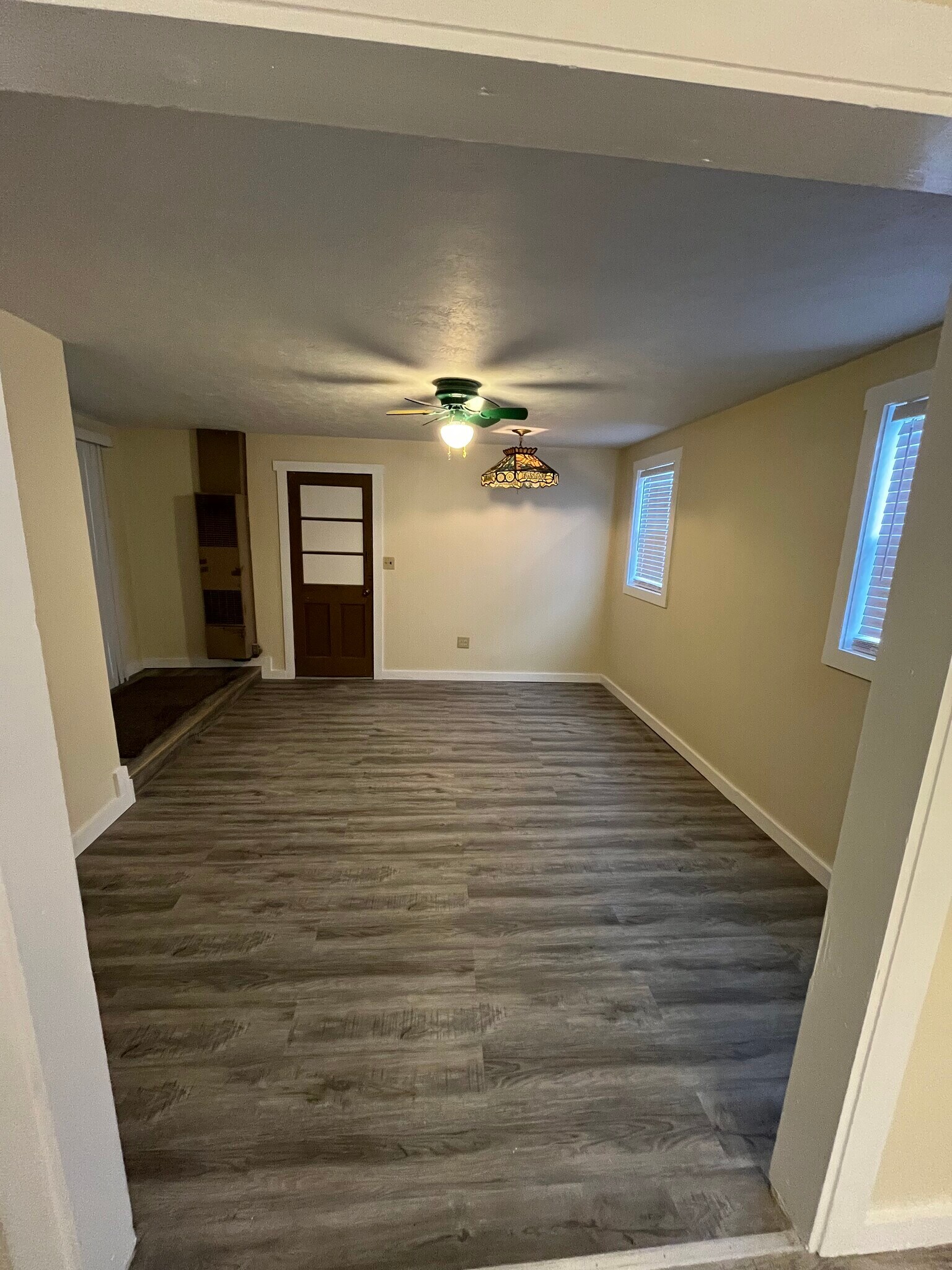 Family room - 571 N Mitchner Ave