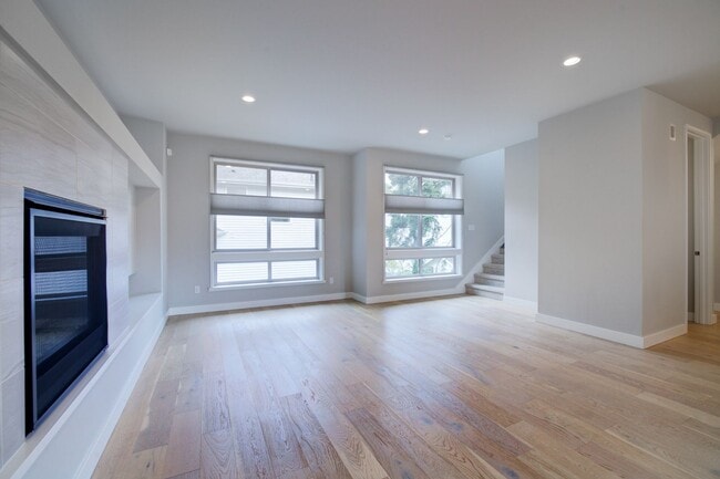 Building Photo - 4Bd/3Ba Bellevue Townhouse