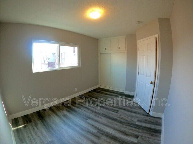 Building Photo - 1083 E 7th St