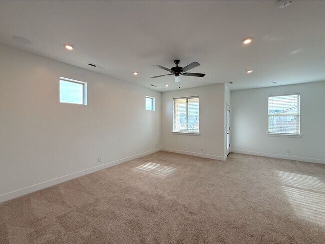 Building Photo - Desert Color Condo 3 bd, 2.5 bt, Extra Large 2 Car Garage Home