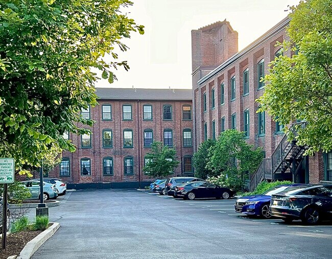 Building Photo - 200 Lincoln Ave