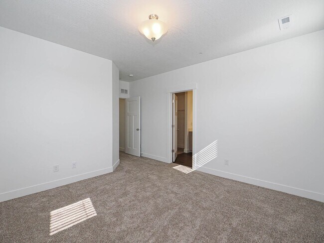 Building Photo - 6667 Twin Rocks Ln