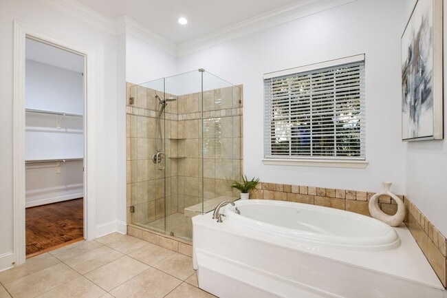 Building Photo - 5 Meadowbrook Cir