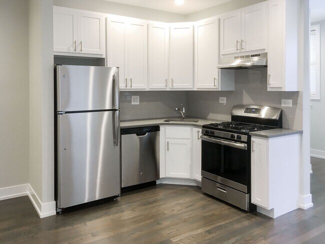 Interior Photo - 4951-53 N. Oakley / 2251-57 W. Argyle