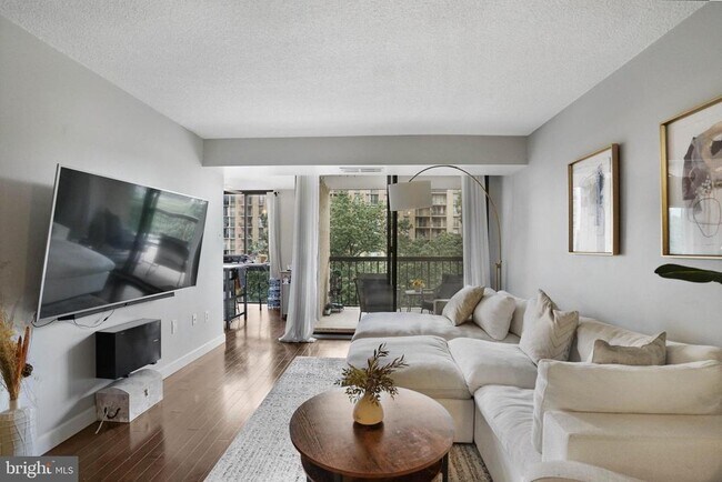 Building Photo - 4500 S Four Mile Run Dr