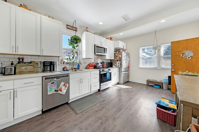 Building Photo - 632 Chase Ave