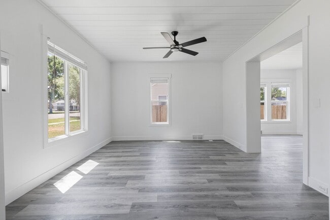 Building Photo - 5 Bed 2 Bath MODERN HERITAGE HOME