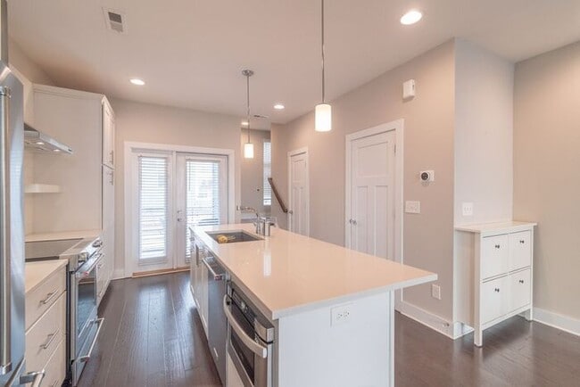 Building Photo - Beautiful Modern Townhome in South End Available 5/1!