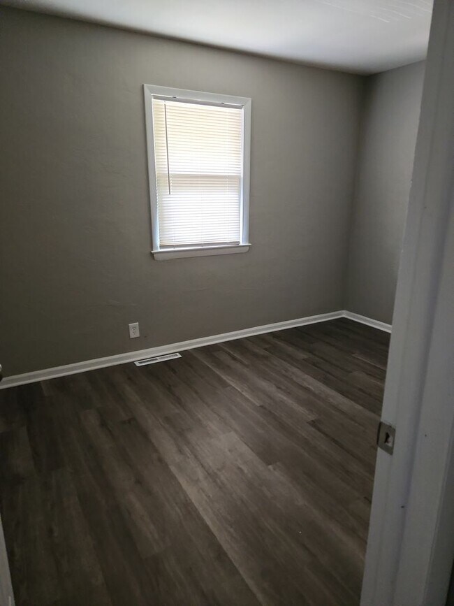 Building Photo - 2 Bedroom 1 Bath