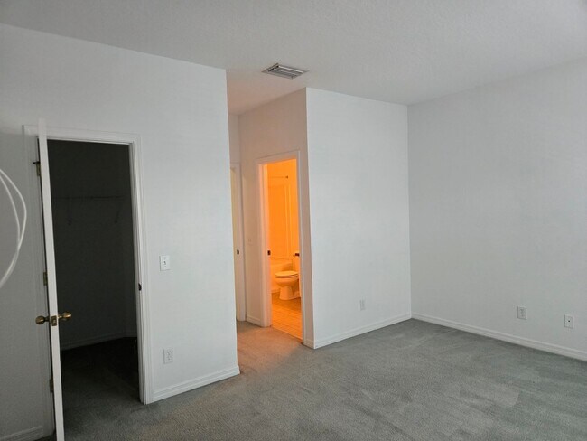 Building Photo - 2 bedroom 2.5 bath townhome