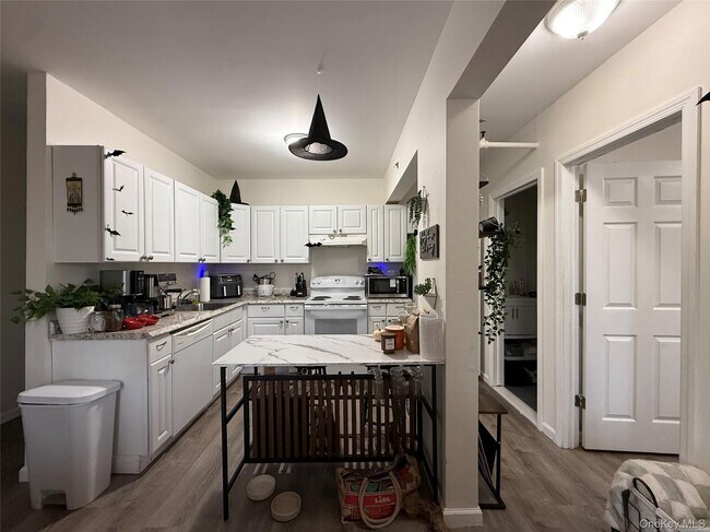 Building Photo - 90 E Main St