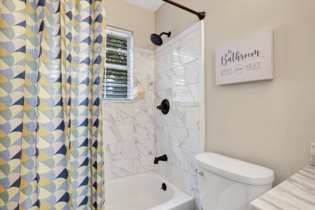 Building Photo - 4 Bedroom, 2 Bath Brick Home in Savannah