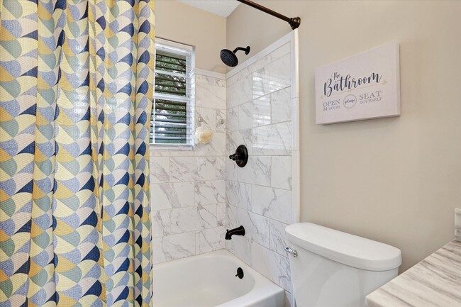 Building Photo - Furnished 4 Bedroom, 2 Bath Brick Home in Savannah