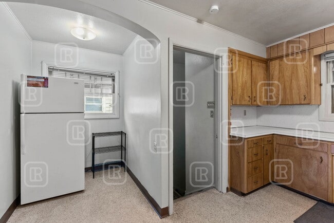 Building Photo - 808 E Mission Ave
