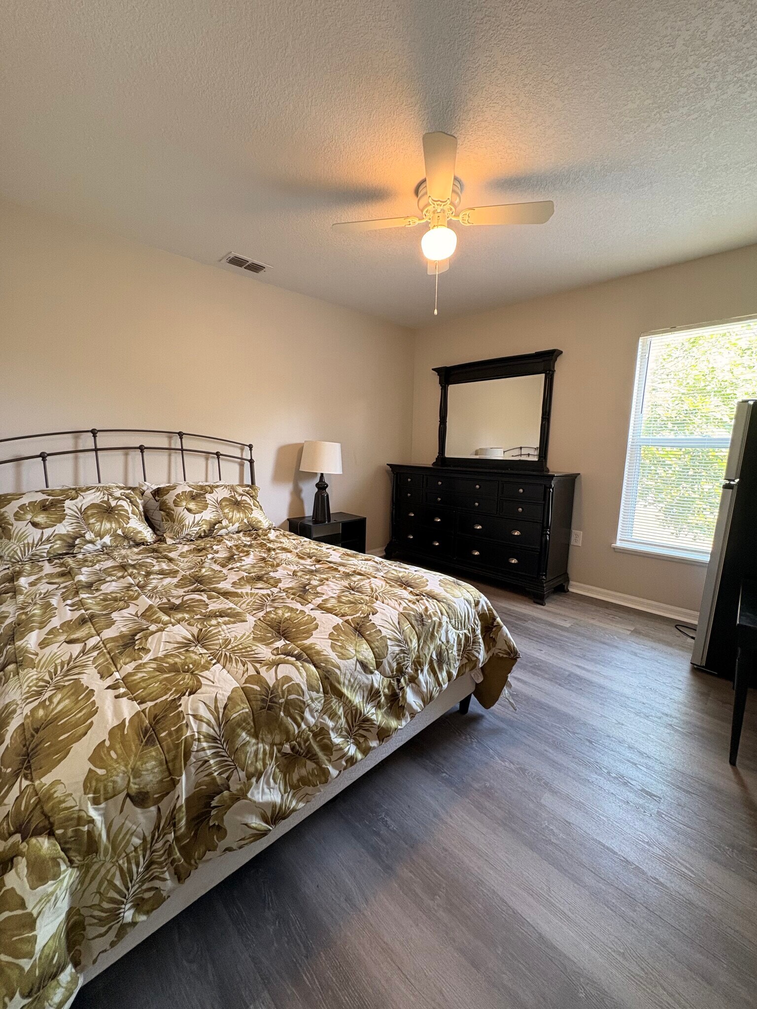 Room 1 - 1593 Eagle Ave NW