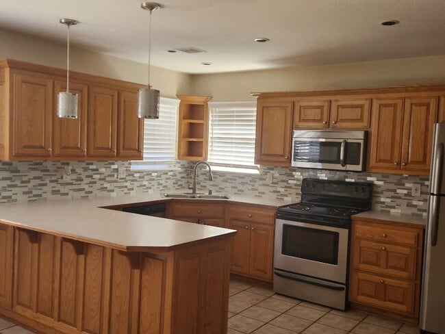 Building Photo - Stunning 3-Bedroom Single Family Located In Champion Estates!