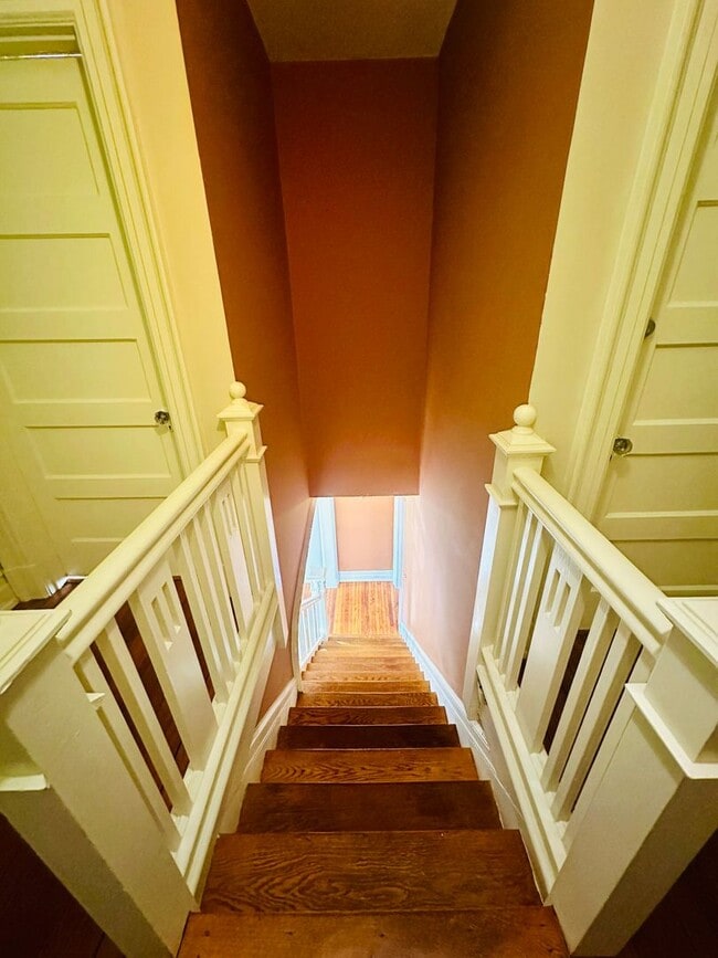 Building Photo - Charming 3bdrm/1.5bth Home Conveniently Located in Richmond's Carytown Area w/Private Balcony!!