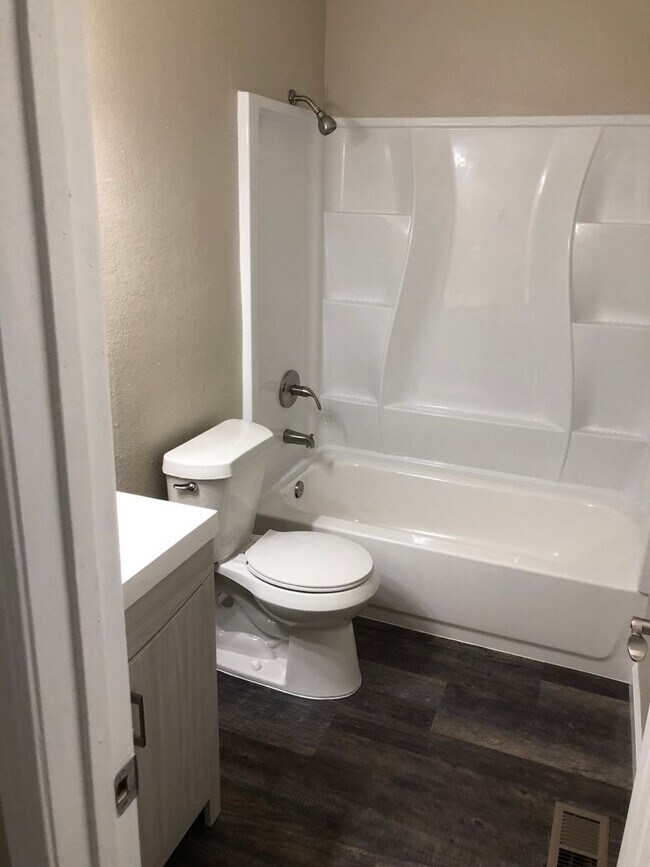 Building Photo - Spacious 2-Bed, 2-Bath Fourplex Unit in Prime Location!