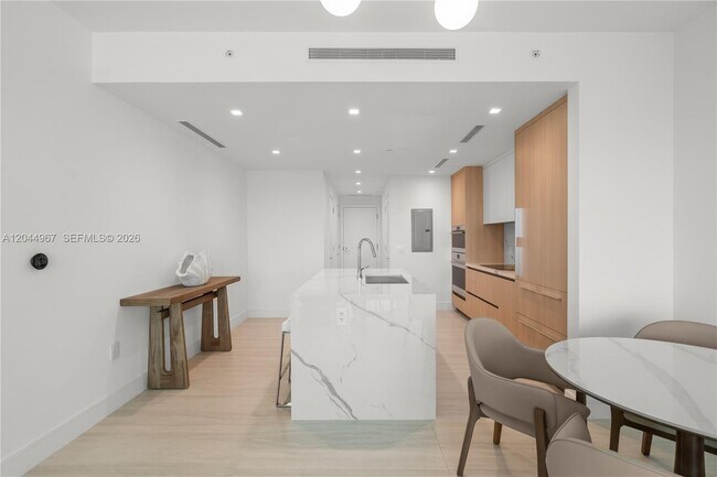 Building Photo - 2411 Laguna Cir