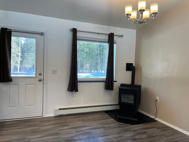 Building Photo - Newer, energy efficient, pet friendly home...