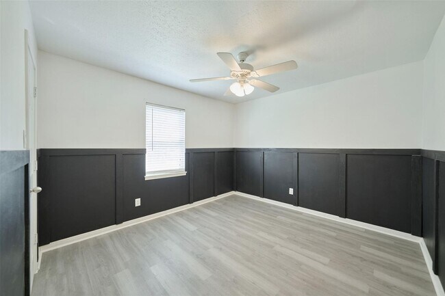 Building Photo - Beautiful two-story home on an oversized c...