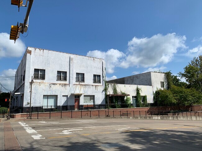 Primary Photo - 300 E Tyler St
