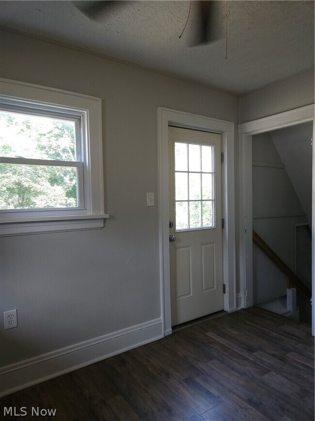 Building Photo - 614 Sanford Ave