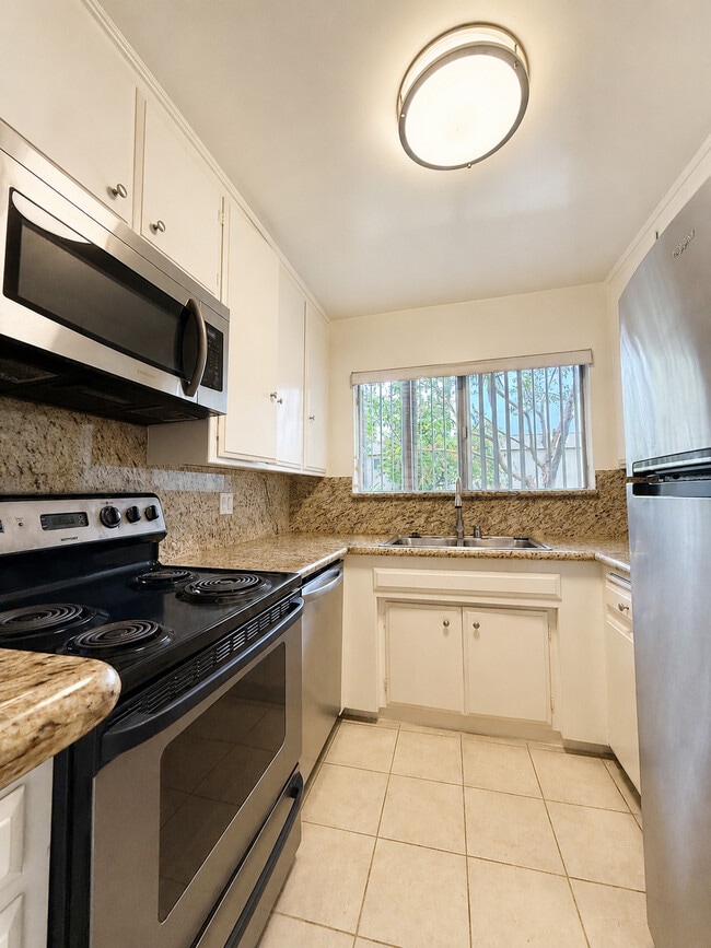 Unit 1 - 519 N Hayworth Ave