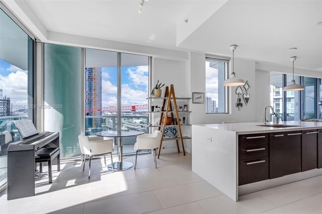 Building Photo - 900 Biscayne Blvd