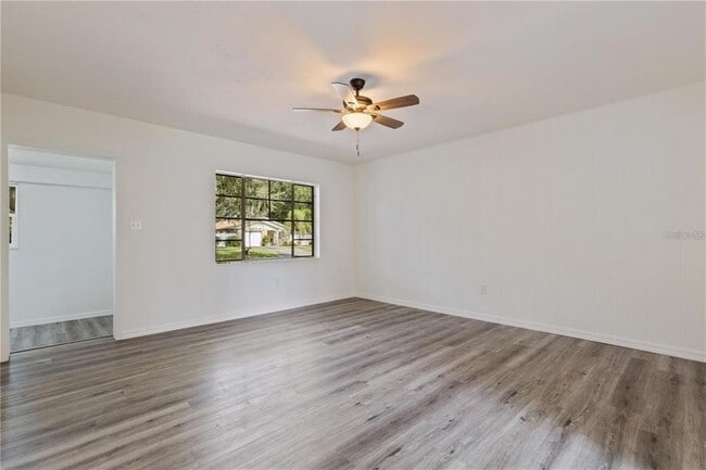 Building Photo - 112 S Fern Rd