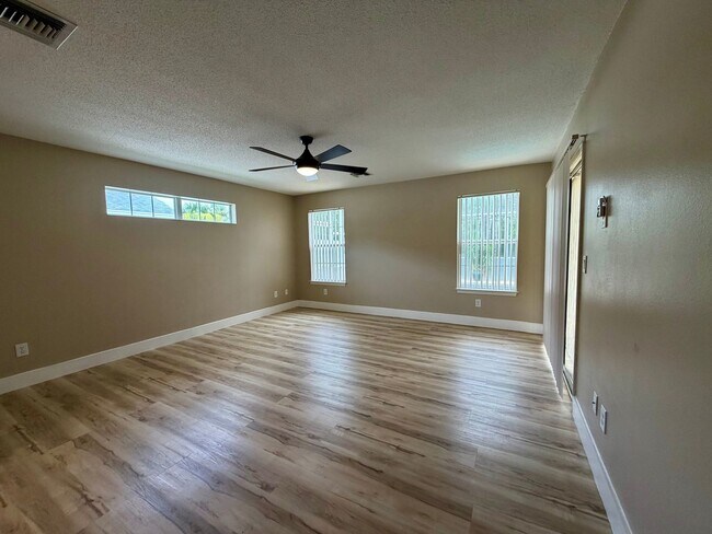 Building Photo - 4 bed 2bath with Pool