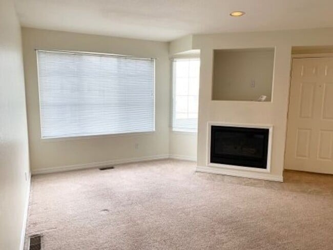 Building Photo - Beautiful Townhome in South Ft Collins!