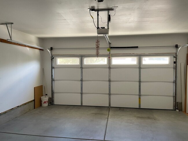 Building Photo - Beautiful 2 Bedroom 1.5 Bath 2 Story Home-...