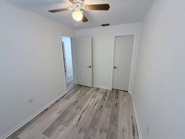 Building Photo - 2 Bedroom Condo on a Corner Lot Available for Rent