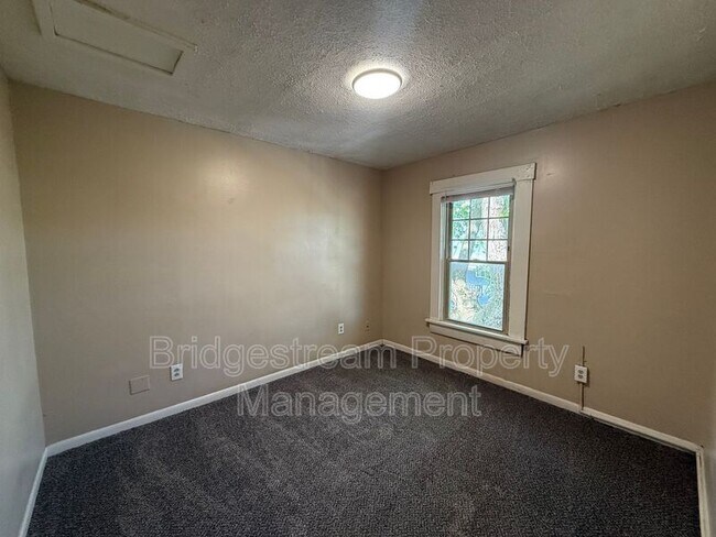Building Photo - 200 Hart St