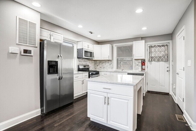 Building Photo - Bright and Beautiful Benning Ridge Abode