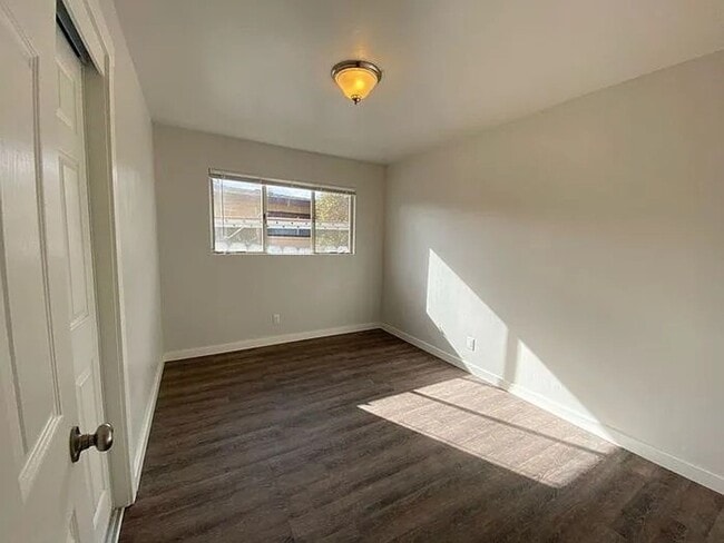 Building Photo - Sunny Seaside 3 Bedroom House -  December Move In Special $500 Off First Months Rent!